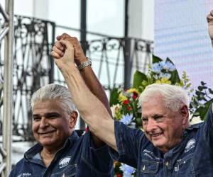 <i>El expresidente Ricardo Martinelli (R) y el candidato José Raúl Mulino participaron en un mitin político en la ciudad de Panamá el 3 de febrero de 2024. FOTO MARTÍN BERNETTI / AFP</i>