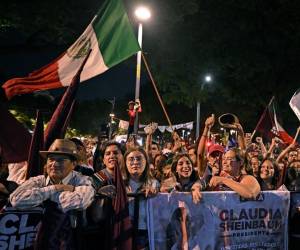 <i>Los partidarios de la candidata presidencial de México por el partido Morena, Claudia Sheinbaum, la esperaban en un hotel el día de las elecciones en la Ciudad de México el 2 de junio de 2024. FOTO CARL DE SOUZA/AFP</i>
