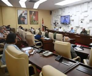 El presidente de Cuba, Miguel Díaz-Canel Bermúdez (c), durante el mensaje grabado de hoy. EFE/ Presidencia de Cuba.