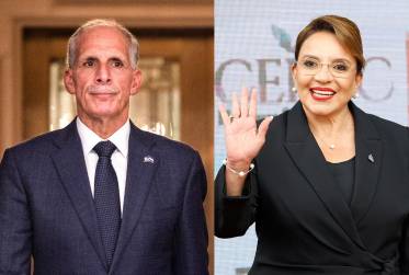 <i>Combo de fotografías que muestra al presidente electo de Honduras, Nasry 'Tito' Asfura (i), y a la presidenta de Honduras, Xiomara Castro. Tito' Asfura, líder del conservador Partido Nacional, asumirá el poder este martes en sustitución de Castro, la primera mujer del país en llegar a la Presidencia, arropada con la bandera del Partido Libertad y Refundación (Libre, izquierda), y que no lo reconoce como su sucesor. EFE/ Jim Lo Scalzo/ Bienvenido Velasco/ ARCHIVO</i>