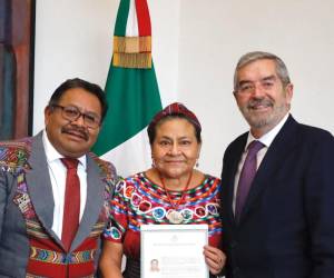 <i>Desde la sede de la Secretaría de Relaciones Exteriores (SRE), De la Fuente reconoció la trayectoria de Menchú en la defensa de los derechos humanos y de los pueblos indígenas. FOTO @SRE_mx</i>