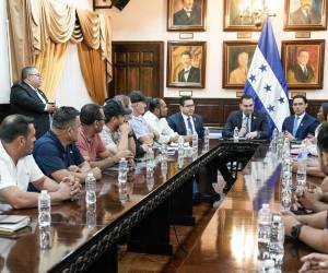 <i>Representantes del transporte urbano e interurbano se reunieron con el presidente del Congreso, Tomás Zambrano, para buscar alternativas a la crisis desatada por el aumento de los combustibles. (Foto: Congreso de Honduras)</i>