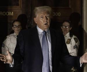 <i>El juez Arthur Engoron ordenó a Trump, de 77 años, pagar la multa en los próximos 10 días al Fondo de Abogados de Nueva York para la Protección del Cliente. FOTO ALEX KENT / AFP</i>