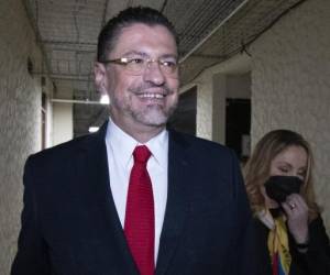 Rodrigo Chaves gana la presidencia de Costa Rica