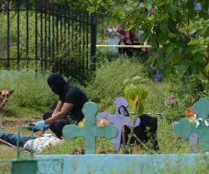 En El Salvador las pandillas establecidas en populosos barrios y comunidades están involucradas en la mayoría de los crímenes que se cometen en el país. Al menos el 60% de los homicidios se atribuyen a estas estructuras criminales. (Foto: AFP).