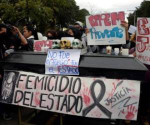 Estudiantes universitarios demandan justicia por la muerte de 40 niñas en un incendio en un orfanato del Estado. AFP PHOTO / JOHAN ORDONEZ