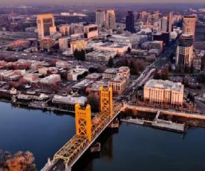 <i>El gobernador de California, Gavin Newsom, confirmó que su administración fue informada por autoridades federales y aseguró que el estado mantiene coordinación permanente con agencias de seguridad. FOTO REFERENCIA</i>