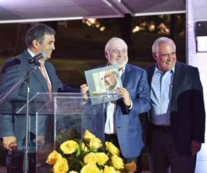 De izquierda a derecha, Roberto Artavia, Carlos Pellas y Enrique Bolaños, durante el homenaje brindado al líder empresarial del grupo Pellas, al cumplirse 10 años del fondo de becas Pellas en INCAE. Foto cortesia de INCAE.
