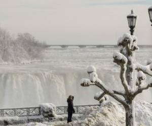 Las Cataratas de Niágara están congeladas por el frío extremo.