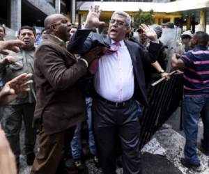 Manifestantes pro Maduro discuten con el diputado opositor Alfonso Marquina. (Foto: AFP).