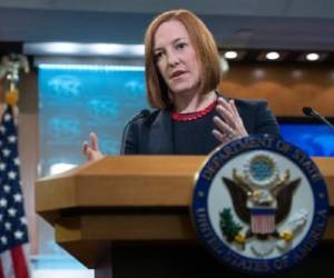 La vocera del Departamento de Estado Jen Psaki habla durante la rueda de prensa diaria. (Foto: AFP)