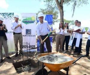 Colocación de la primera piedra del centro comercial. (Foto: elsalvador.com).