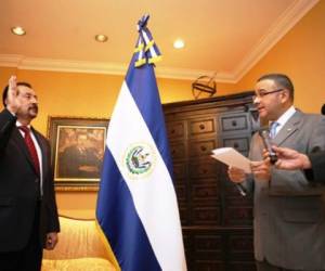 Mauricio Funes, expresidente de El Salvador (2009-2014) durante la juramentación de Miguel Menéndez, quien dirigió el Centro Internacional de Ferias y Convenciones. Ambos son investigados por la Fiscalía por supuestos actos de corrupción.