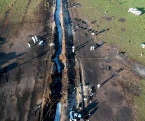 Vista aérea de la escena donde donde explotó un ducto de gasolina en el estado de México, el 19 de enero de 2019. (Photo by Enrique CASTRO / AFP)