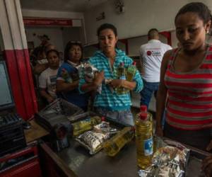 Una fila para comprar bienes escasos, como aceite y leche en polvo, en una tienda del gobierno en Puerto Cabello, Venezuela. (Foto: Meridith Kohut / The New York Times).