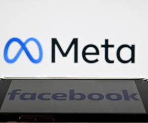 <i>La foto tomada el 28 de octubre de 2022 muestra el logotipo de Facebook, el servicio de redes sociales y redes sociales en línea de EE. UU., en la pantalla de un teléfono inteligente. FOTO Kirill KUDRYAVTSEV / AFP</i>