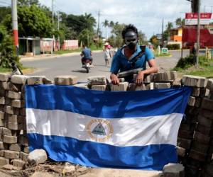A protester stands at a barricade on the Pan-American highway during a protest against Nicaraguan President Daniel Ortega's government in Jinotepe, Nicaragua July 5, 2018.REUTERS/Oswaldo Rivas