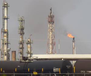 Petróleo sube un 6,51 % tras advertencia de AIE sobre reducción del suministro