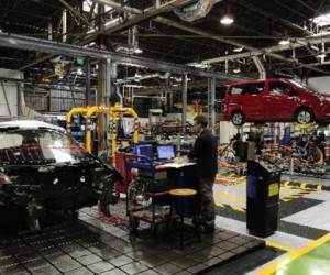 Un empleado de la fábrica de automóviles de Nissan en Barcelona. (Foto: AFP)