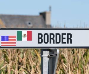Ein Schild weist auf die Grenze zwischen USA und Mexiko hin