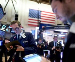 Traders work during the closing bell at the New York Stock Exchange (NYSE) on February 7, 2020 at Wall Street in New York City. (Photo by Johannes EISELE / AFP)