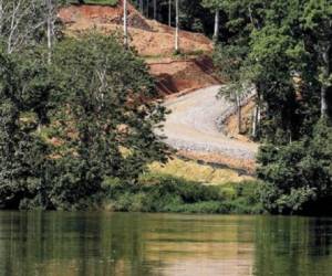 Carretera costarricense paralela al curso del río San Juan. (Foto: El Nuevo Diario).