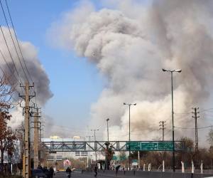 <i>La gente corre en busca de refugio mientras el humo se eleva tras un ataque aéreo en el centro de Teherán, Irán, este jueves. Una operación militar conjunta israelí-estadounidense continúa atacando múltiples puntos de Irán desde la madrugada del 28 de febrero de 2026. EFE/ Abedin Taherkenareh</i>