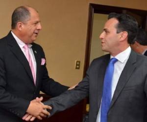 Durante el encuentro en Casa Presidencial, Carlos Arroyo, director general de Walmart en Centroamérica, explicó que el plan de crecimiento 2015 hará que el piso de ventas en Costa Rica crezca un 4,3% este año. (Foto: Cortesía).