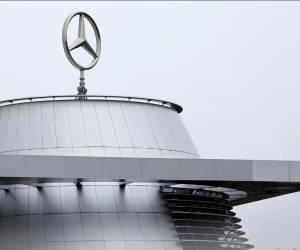 <i>FOTO Logo de Mercedes. EFE/EPA/ANNA SZILAGYI</i>
