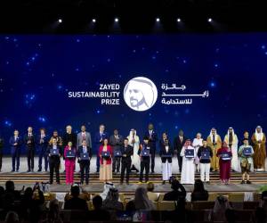 <i>En una ceremonia celebrada durante Abu Dhabi Sustainability Week (ADSW – Semana de la Sostenibilidad de Abu Dabi) y a la que asistieron jefes de Estado, ministros y líderes empresariales, Su Alteza el Jeque Mohamed bin Zayed, Presidente de los EAU, entregó el Premio a los ganadores por sus destacadas contribuciones al avance del desarrollo sostenible a nivel mundial. FOTO CORTESÍA / E&amp;N</i>