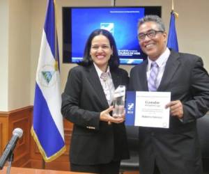 Roberto Fonseca recibe el galardón de manos de la Gerente de País BCIE por Nicaragua, Edda Magaly Meléndez. (Foto: Cortesía)