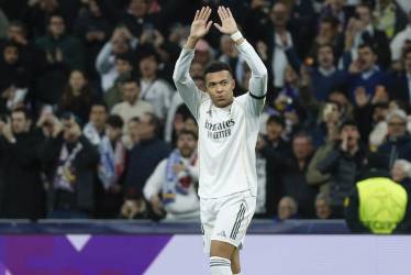 <i>El delantero del Real Madrid Kylian Mbappé celebra su gol ante el Mónaco durante el encuentro correspondiente a la Liga de Campeones UEFA, entre el Real Madrid y el AS Mónaco, en el estadio Santiago Bernabéu en Madrid. EFE/Juanjo Martín</i>