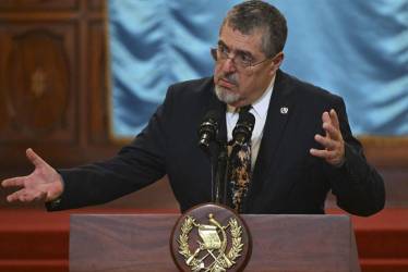 <i>El presidente de Guatemala, Bernardo Arévalo, habla durante una conferencia de prensa conjunta con el secretario de Seguridad Nacional de Estados Unidos, Alejandro Mayorkas (fuera de cuadro) en el Palacio de la Cultura de la Ciudad de Guatemala, el 21 de marzo de 2024. FOTO JUAN ORDÓNEZ / AFP</i>