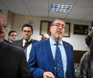 <i>El presidente electo de Guatemala, Bernardo Arévalo, llega a la corte para solicitar acceso al expediente contra el partido Movimiento Semilla en el Palacio de Justicia de la Ciudad de Guatemala el 12 de diciembre de 2023. FOTO JOHAN ORDONEZ / AFP</i>