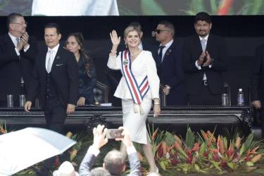 <i>La presidenta electa de Costa Rica, Laura Fernández, saluda en su ceremonia de investidura para el periodo 2026-2030, este viernes, en el Estadio Nacional de San José (Costa Rica). EFE/ Jeffrey Arguedas</i>