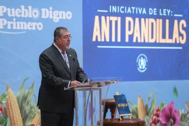 <i>El presidente de Guatemala, Bernardo Arévalo de León, habla durante una rueda de prensa este lunes, en el Palacio Nacional de la Cultura de Ciudad de Guatemala (Guatemala). Arévalo de León aseguró este lunes que presentará una iniciativa de ley ante el Congreso para combatir a las pandillas con penas de cárcel más duras y de la creación de una prisión exclusiva para sus miembros. EFE/ Mariano Macz</i>