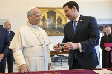 <i>El papa León XIV (i), durante su audiencia privada este jueves con el secretario de Estado estadounidense, Marco Rubio (d), en Ciudad del Vaticano, en una imagen cedida por el Vaticano. EFE/EPA/VATICAN MEDIA HANDOUT HANDOUT EDITORIAL USE ONLY/NO SALES</i>
