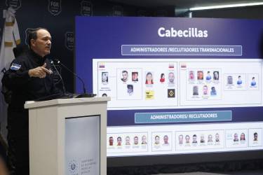 <i>El ministro de justicia y seguridad, Gustavo Villatoro, habla durante una rueda de prensa este miércoles, en la sede de la Fiscalía General de la República, en Antiguo Cuscatlán (El Salvador). El fiscal general de El Salvador, Rodolfo Delgado, denunció la presencia en el país de una estructura de crimen organizado trasnacional dedicada a la estafa, al hurto informático y al lavado de dinero y activos, al mismo tiempo que reportó la captura de 114 personas -entre salvadoreños y extranjeros- vinculadosa dicha banda. EFE/ Rodrigo Sura</i>