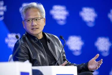 <i>El fundador y CEO de Nvidia, Jensen Huang, habla este miércoles durante un panel de discusión en la 56ª reunión anual del Foro Económico Mundial en Davos (Suiza) EFE/EPA/GIAN EHRENZELLER</i>