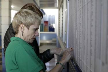 <i>Fotografía de archivo de un par de mujeres al buscar su mesa para votar durante unos comicios generales en San José (Costa Rica). EFE/Jeffrey Arguedas</i>
