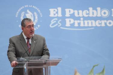<i>El presidente de Guatemala, Bernardo Arévalo de León, habla en una rueda de prensa este lunes, en el Palacio Nacional de la cultura en Ciudad de Guatemala (Guatemala). EFE/ Mariano Macz</i>