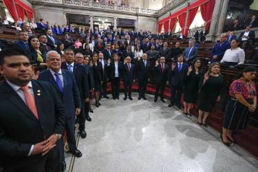 <i>Los 13 magistrados del Supremo de Guatemala para el periodo 2024-2029 hacen juramento este jueves, en Ciudad de Guatemala (Guatemala). Los diputados del Congreso de Guatemala eligieron a los nuevos 13 integrantes de la Corte Suprema de Justicia para el periodo 2024-2029, una designación trascendental para la lucha contra la corrupción en el país centroamericano. EFE/ David Toro</i>