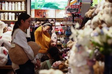 <i>Imagen de archivo muestra a personas comprando en una tienda de regalos en Pekín, China, el 8 de diciembre de 2025. EFE/EPA/WU HAO</i>