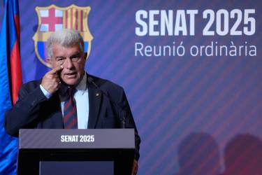 <i>El presidente del FC Barcelona, Joan Laporta, durante su intervención en la reunión ordinaria del Senado del club catalán, un órgano colegiado y honorífico de carácter consultivo, integrado por miles de socios y socias con más antigüedad en el Club, que se ha celebrado este miércoles en el Auditorio 1899 del Spotify Camp Nou. EFE/Enric Fontcuberta</i>