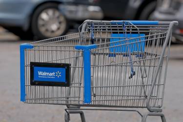 <i>Un carrito de compras del supermercado Walmart fue captado este 19 de noviembre, en el estacionamiento de una tienda de la cadena, en Atlanta (Georgia, EE.UU.). EFE/Erik S. Lesser</i>