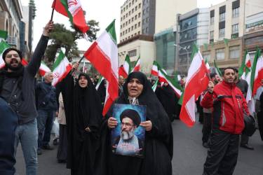 <i>Iraníes se reúnen durante protestas anti-EE.UU. e israelíes en Teherán, con un retrato del líder supremo iraní, Ali Jameneí. EFE/EPA/ABEDIN TAHERKENAREH</i>