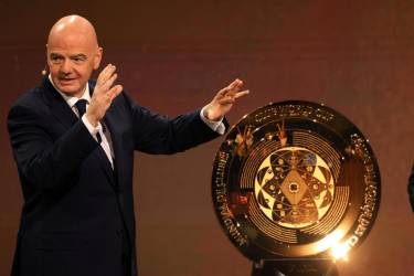 El Presidente de la FIFA, Giani Infantino, presenta el trofeo del Mundial de Clubes, durante la ceremonia del sorteo de la competición. EFE/EPA/CRISTOBAL HERRERA-ULASHKEVICH
