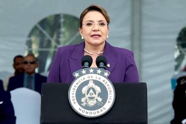 <i>Captura de video cedido por la Presidencia de Honduras que muestra a su mandataria, Xiomara Castro, hablando durante una ceremonia este jueves, en Tegucigalpa (Honduras). Castro ordenó iniciar el proceso de transición y calificó como “de facto” al próximo Gobierno que asumirá el conservador Nasry 'Tito' Asfura, el próximo 27 de enero. EFE/ Presidencia de Honduras</i>