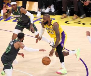 <i>Fotografía de archivo del primero de mayo de 2025 del jugador de los Angeles Lakers LeBron James (c) durante un partido de la NBA. EFE/ALLISON DINNER</i>