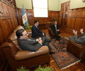 Fotografía cedida por el Gobierno de Guatemala del 28 de abril de 2026 que muestra al nuevo fiscal general y jefe del Ministerio Público en Guatemala, Gabriel García Luna (c), durante una entrevista con el presidente de Guatemala, Bernardo Arévalo de León (d), en el Palacio Nacional de la Cultura en Ciudad de Guatemala (Guatemala). Arévalo de León, eligió este martes a García Luna como nuevo fiscal general y jefe del Ministerio Público para el período 2026-2030, en reemplazo de Consuelo Porras Argueta, sancionada por corrupción por Estados Unidos y la Unión Europea. EFE/ Gobierno de Guatemala /SOLO USO EDITORIAL/NO VENTAS/SOLO DISPONIBLE PARA ILUSTRAR LA NOTICIA QUE ACOMPAÑA (CRÉDITO OBLIGATORIO)